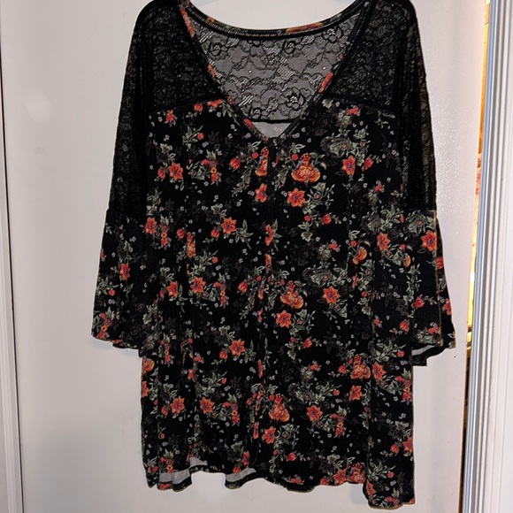 Floral top with lace detail and 3/4 bell sleeves torrid size 4 - Picture 2 of 4